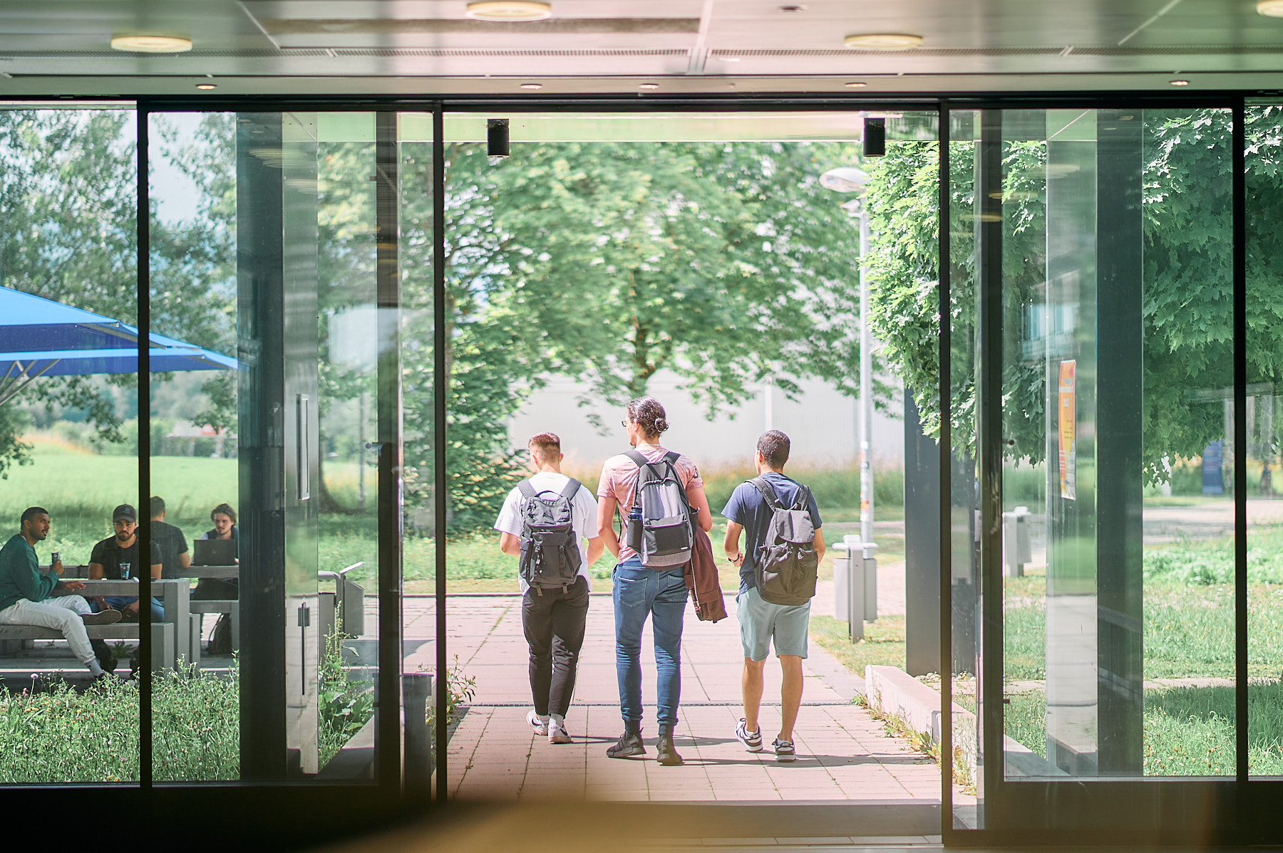 Studierende auf dem Campus