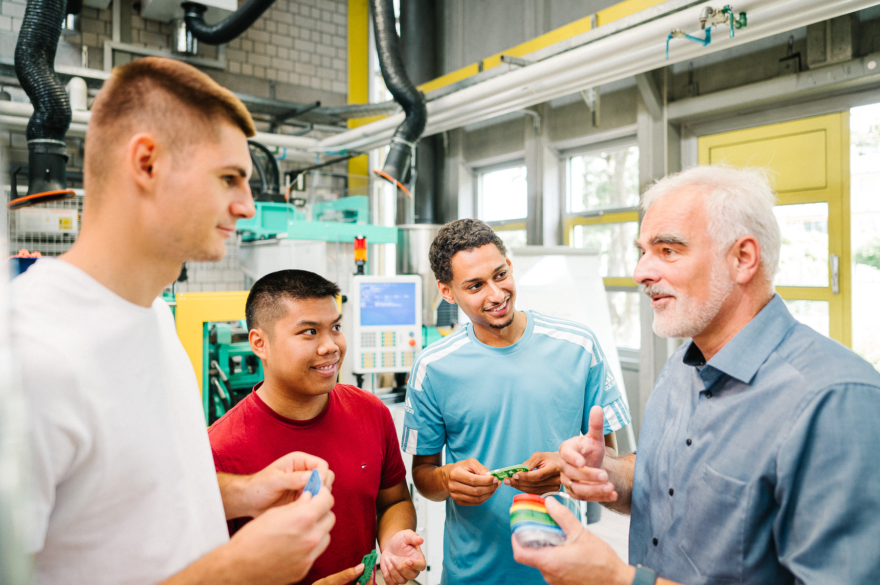 Studierende mit dem Professor im Labor.