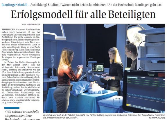 Eine Zeitungsschlagzeile mit dem Titel "Erfolgsmodell für alle Beteiligten". Darunter ist ein Bild zu sehen, auf dem mehrere Personen in einem Labor oder einer ähnlichen Umgebung an einem Tisch arbeiten, der mit medizinischen Geräten und Monitoren ausgestattet ist.