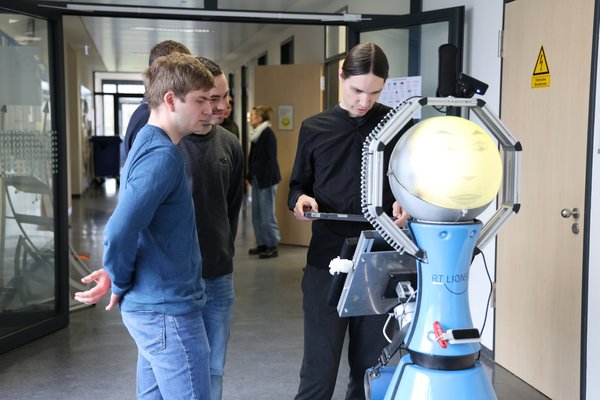 Besucherinnen und Besucher beim Studieninfotag