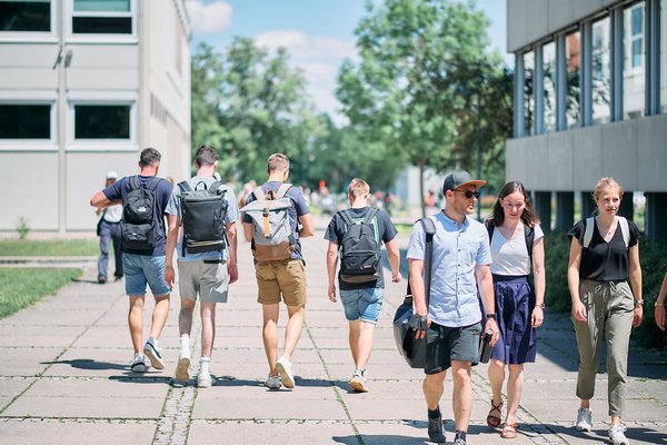 Studierende auf dem Campus.