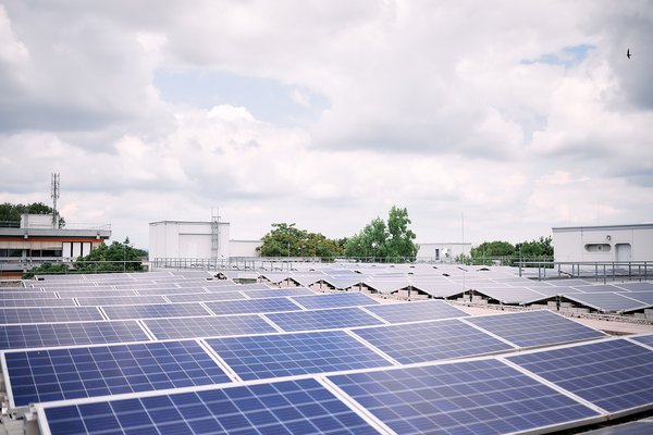 Solarpaneele auf dem Dach.