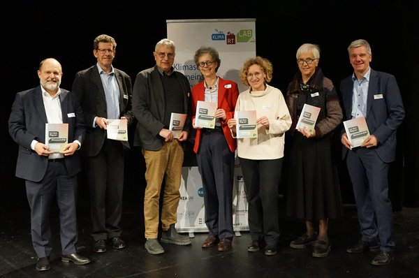 Projektleitung und regionale Partnerinnen und Partner präsentieren den Entwurf der Abschlussbroschüre mit 18 Empfehlungen: (v. l. n. r.) Prof. Dr. Stephan Seiter, Dr.-Ing. Volker Kienzlen, Arne Braun, Prof. Dr. Sabine Löbbe, Angela Weiskopf, Gudrun Heute-Bluhm, Prof. Dr.-Ing. Bernd Thomas. (Foto: Hochschule Reutlingen)