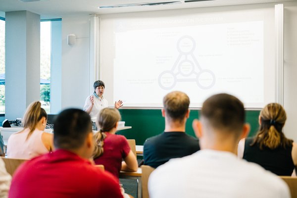 Studierende im Hörsaal.