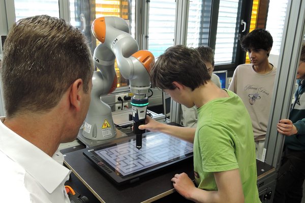 Schülerinnen und Schüler des Friedrich-List-Gymnasiums zu Besuch an der Fakultät Technik