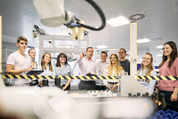 Studierende und Professor im Labor.