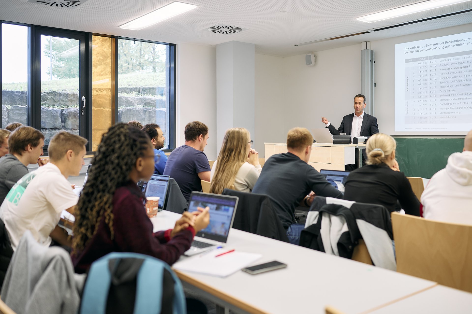 Studierende im Hörsaal.