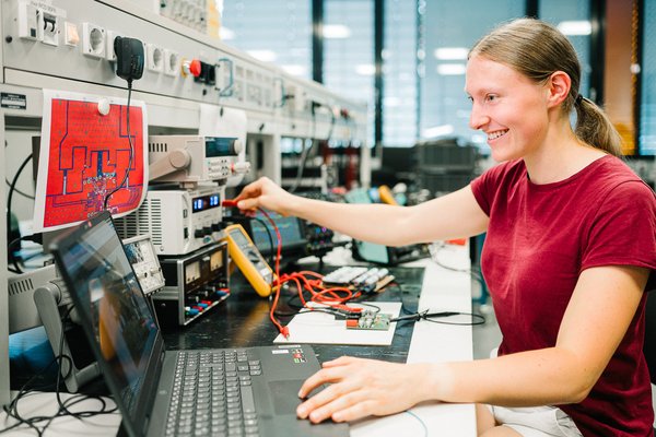 Studentin im Labor.