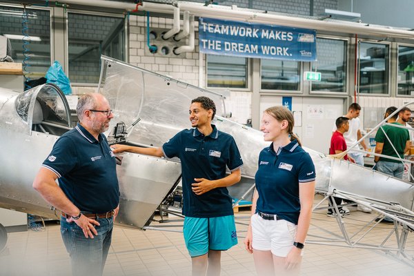 Studierende im Hangar.