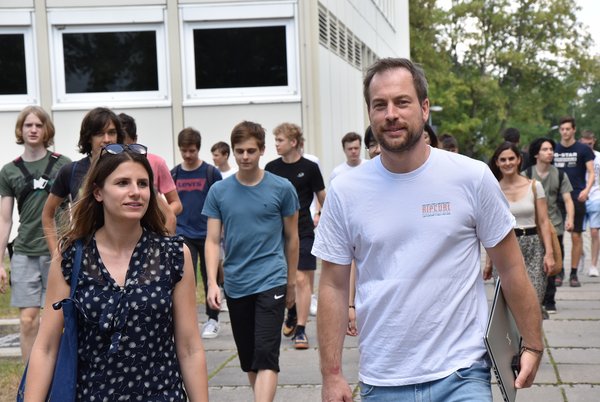 Schülergruppe auf dem Campus.