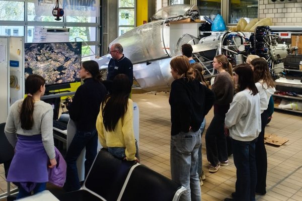 Schülerinnen testen den Flugsimulator und lernen das Flugzeugprojekt des Studiengangs Wirtschaftsingenieurwesen beim Girls Day kennen.