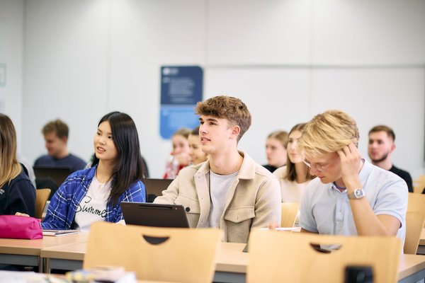 Studierende im Hörsaal.